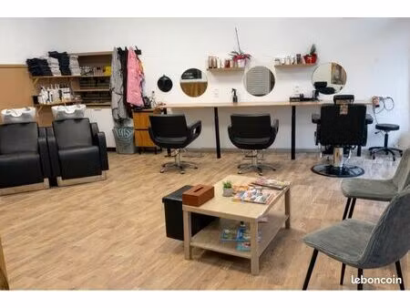 salon de coiffure moderne  prêt à travailler