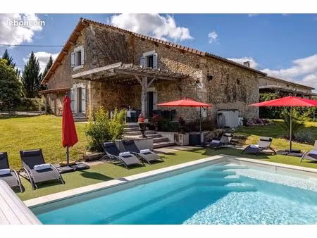 propriété de caractère en pierres avec piscine et vaste parc