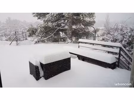 maison calme entourée d'une forêt protegée