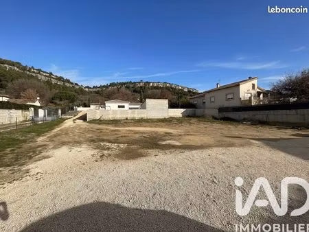 terrain 810 m² chusclan
