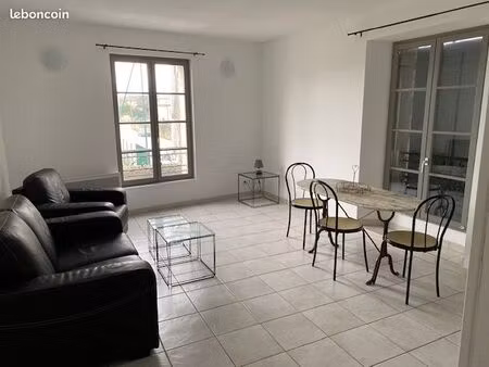 a louer uzes 3 piéces à 300 métres de la place aux herbes