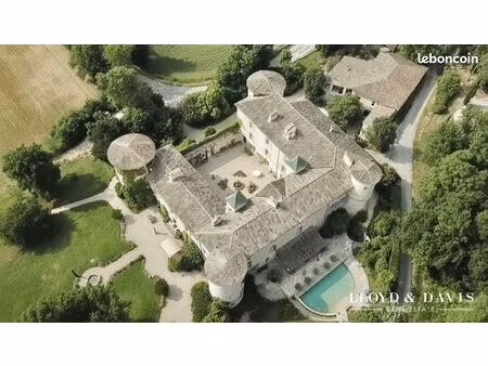 château 30 pièces 6000 m²