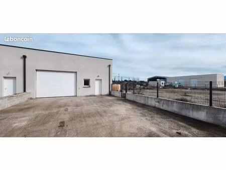 local avec bureaux à louer