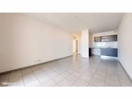 t3 sans vis-à-vis avec large balcon et 3 parkings