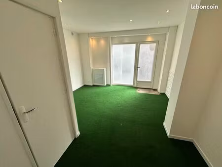 local commercial refait à neuf à proximité immédiate du centre-ville