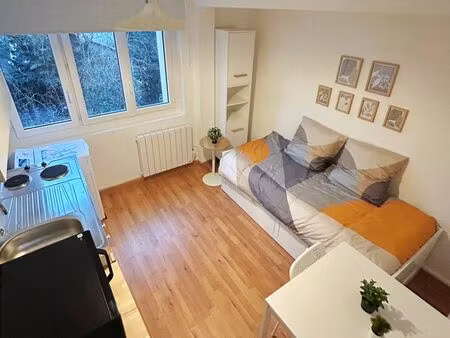 ? appartement 2 pièces meublé rénové – eau & wi-fi inclus – parking – bernay