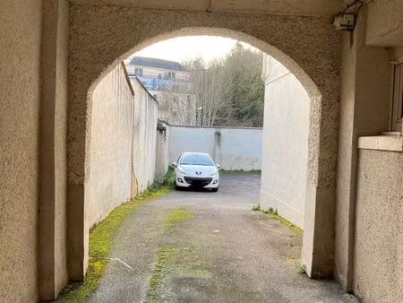 place de parking sécurisé