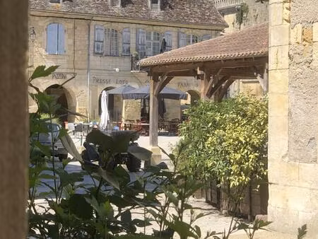 une maison au centre d’un village historique
