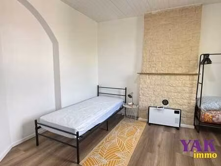 chambre meublée avec salle-de-douches privative