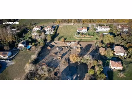 terrain 676 m² lanta