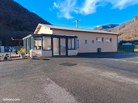 local commercial/bureaux/ dépôt