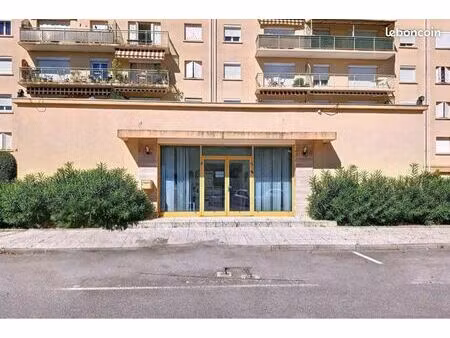 local commercial bureau professionnel