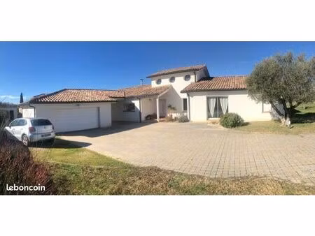 villa avec piscine à pechbonnieu