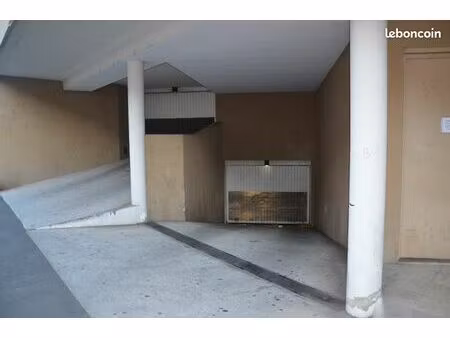 place de parking dans garage couvert sécurisé