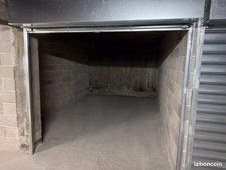 loue garage box 15m2 sécurisé