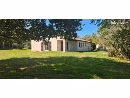 au sud de toulouse  maison d'architecte à louer 140m2 en très bon état avec un jardin arbo