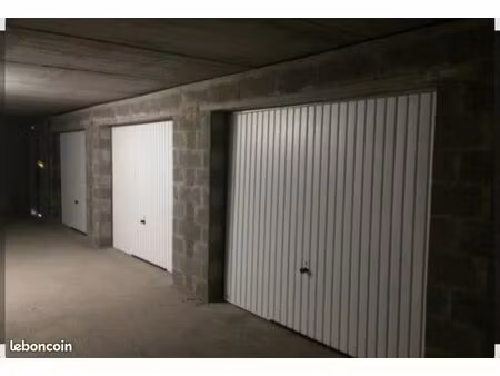 grand garage/box fermé 18m2 dans résidence sécurisée quartier arceaux