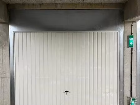 box fermé dans résidence sécurisée