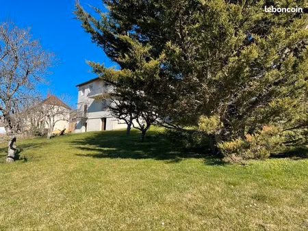 maison indépendante à maynal (jura)  6 pièces  165 m² habitables avec grand terrain arboré