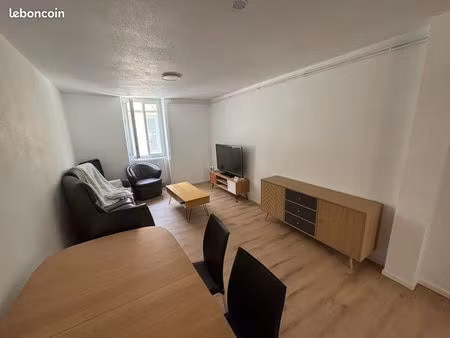 immeuble plein centre 1 app f3 + cours et terrasse + 1 local