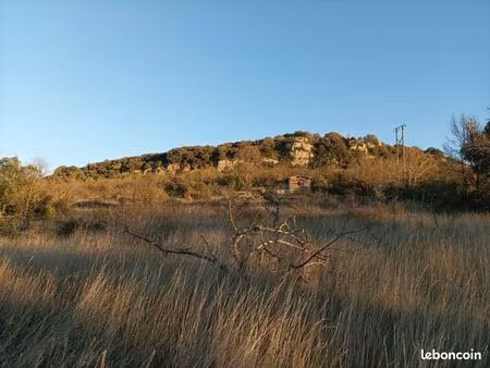 mazet et terrain avec belle vue