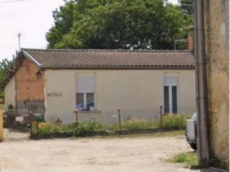 maison se situe dans un village calme à six km de la ville