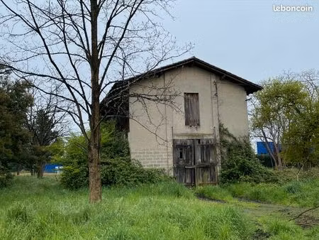 terrain constructible de 3 600m² + grange en dur à rénover
