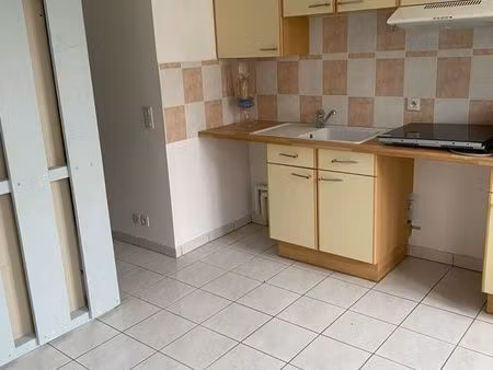 1 local bureau   ou 1 studio non meublé pour une personne