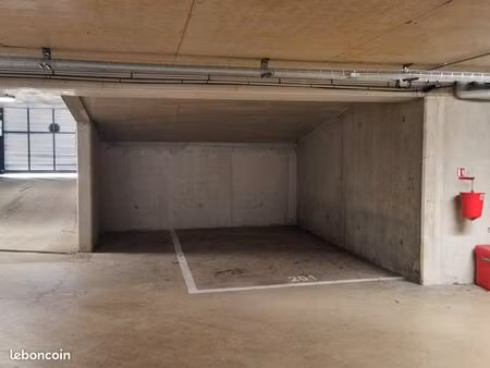 place de parking / parking sécurisé /propre