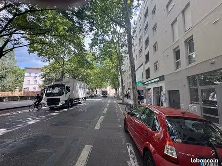 commerce habillement/textile 52 m²