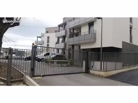 place de parking avec arceau en sous-sol dans résidence neuve à champagne au mont d'or