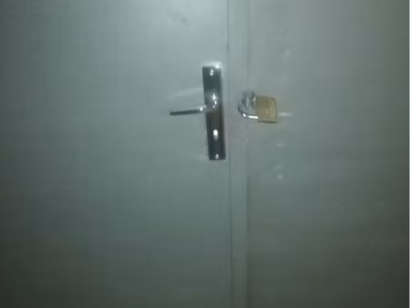 garage fermer par double portes robustes