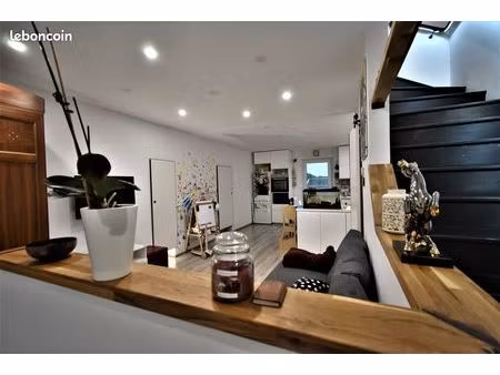 maison libre des trois cotés avec double garage