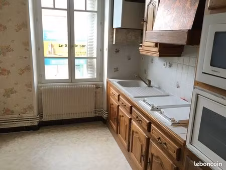 f2 en bon état et propre – cuisine équipée – jardin - grand garage voiture plus moto