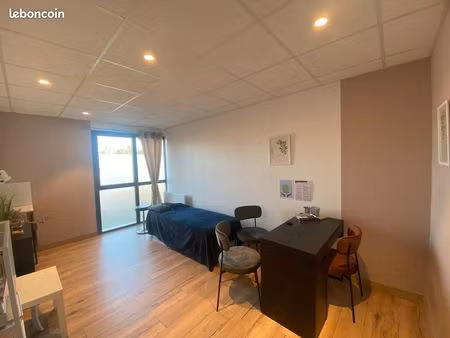 salle à louer 15 m² – cabinet calme & lumineux – parking devant