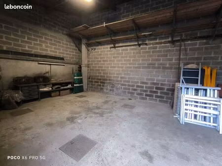 emplacement dans entrepôt de stockage garage