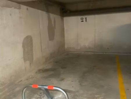 place de parking en sous-sol sécurisé