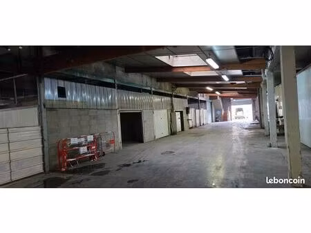 local de stockage de 2500 m2 à louer