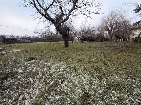 terrain 800 m² riorges