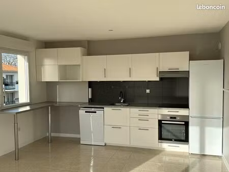 loue appartement dans residence securisee avec piscine