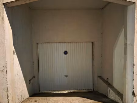 box / place de parking - 12m2