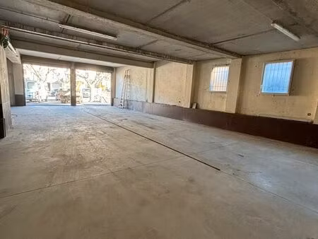 à louer – garage fermé de 120 m² avec double entrée