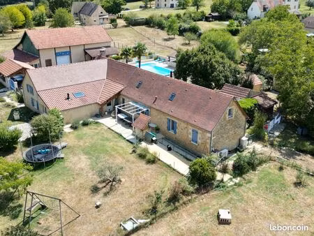 propriété familiale  avec nombreuses dépendances et piscine