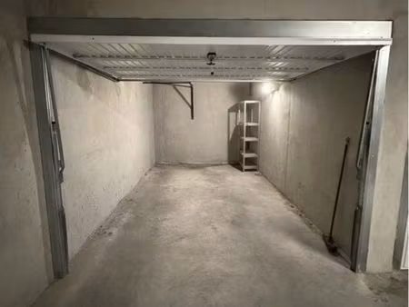 à louer — garage / box fermé – albertville (saint-sigismond)