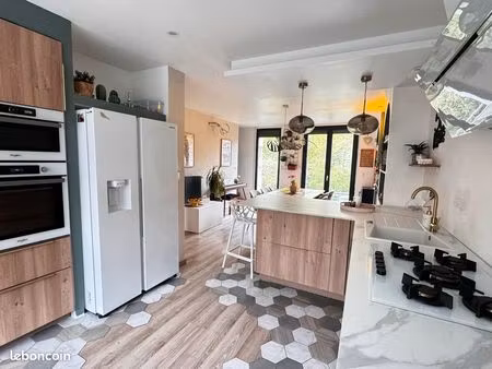 maison rénovée de 180 m² avec jardin et forêt