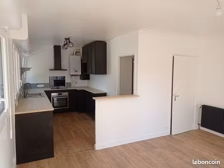 location t3  situé en centre ville de ploemeur  proche mairie et église  à l'année  non me