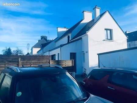 élégante maison rénovée avec terrasses et grand garage en dépendance