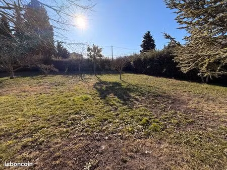 terrain libre constructeur. hors lotissement. proche centre