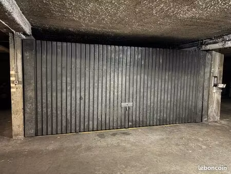 parking - double box fermé (2 places côte à côte)