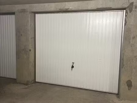 parking/box 1 pièce 12 m²